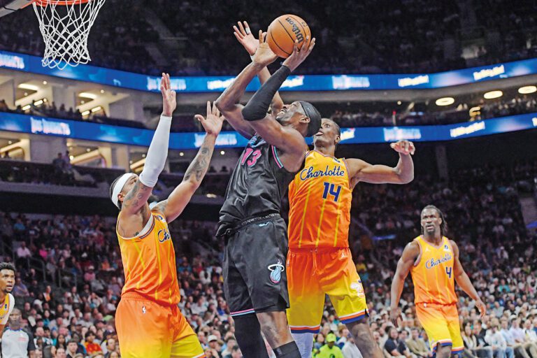 阿德巴約（中）在包夾中完成上籃。路透社