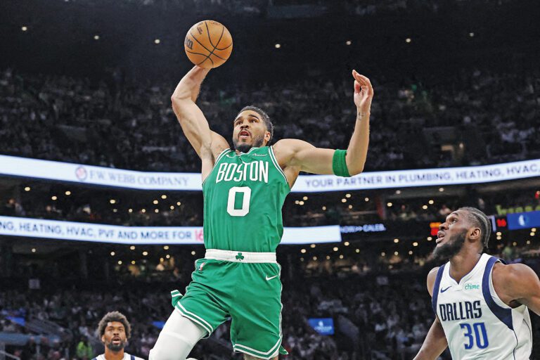 凱爾特人前鋒塔圖姆越過對方球員西塞的防守扣籃得分。路透社