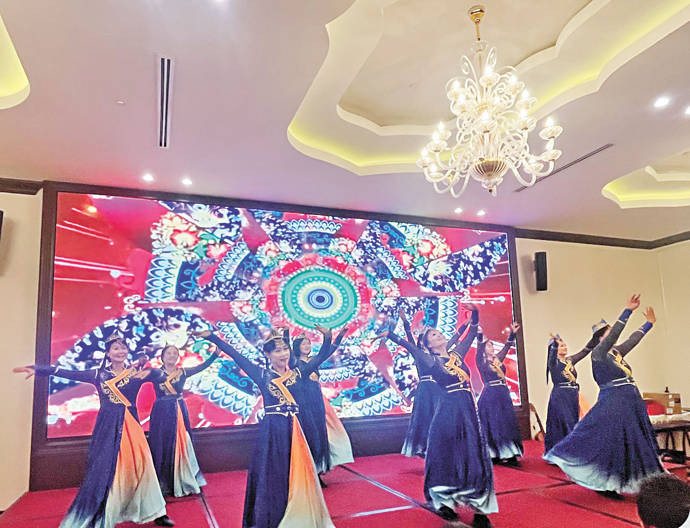 校聯會舞蹈隊的蒙古舞《吉祥四季》。記者王蔚攝