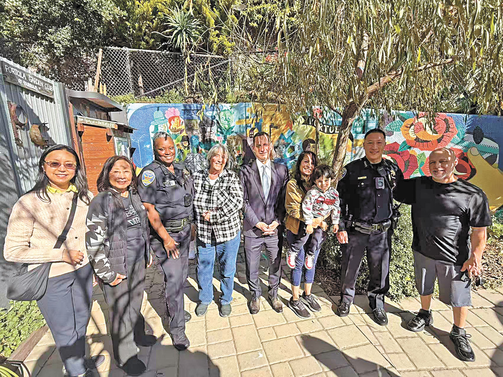 市長羅偉與警察局長劉力一在寶多拉區聖布魯諾大道商業走廊走訪商戶。市長辦公室提供