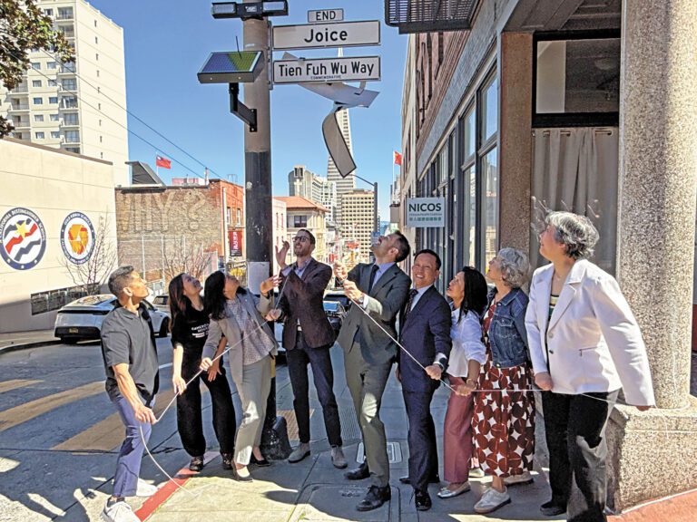 眾人聚集華埠為伍天福街揭幕。記者陳程威攝