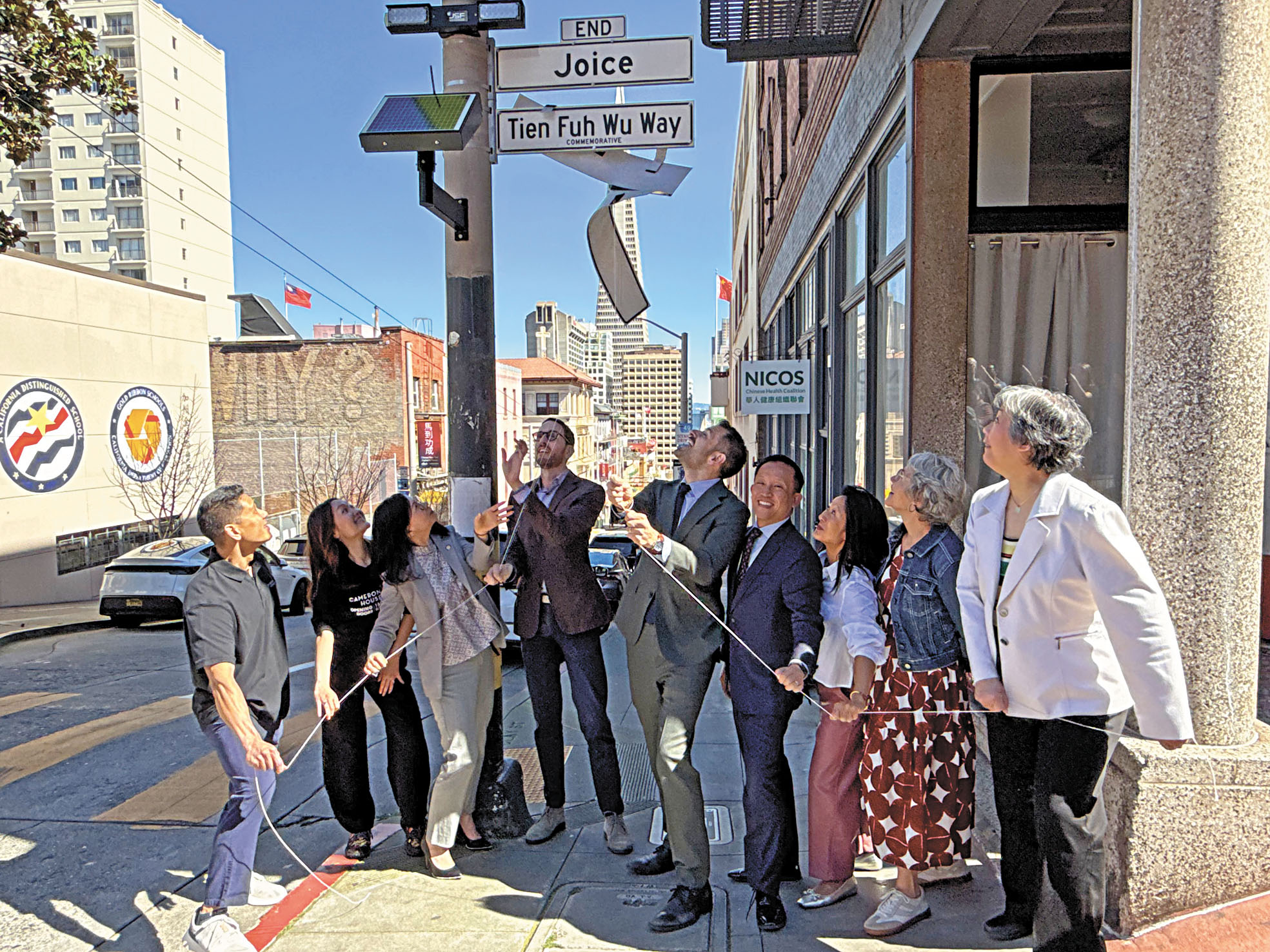 眾人聚集華埠為伍天福街揭幕。記者陳程威攝