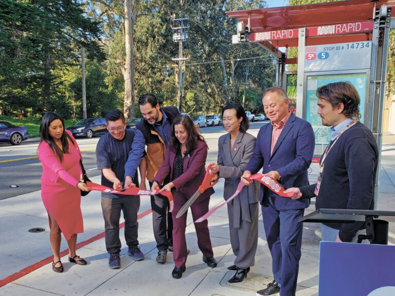 第一區市參事陳詩敏（右三）與三藩市交通局官員及社區代表為富頓街安全與公交改善工程剪綵。市參事辦公室提供