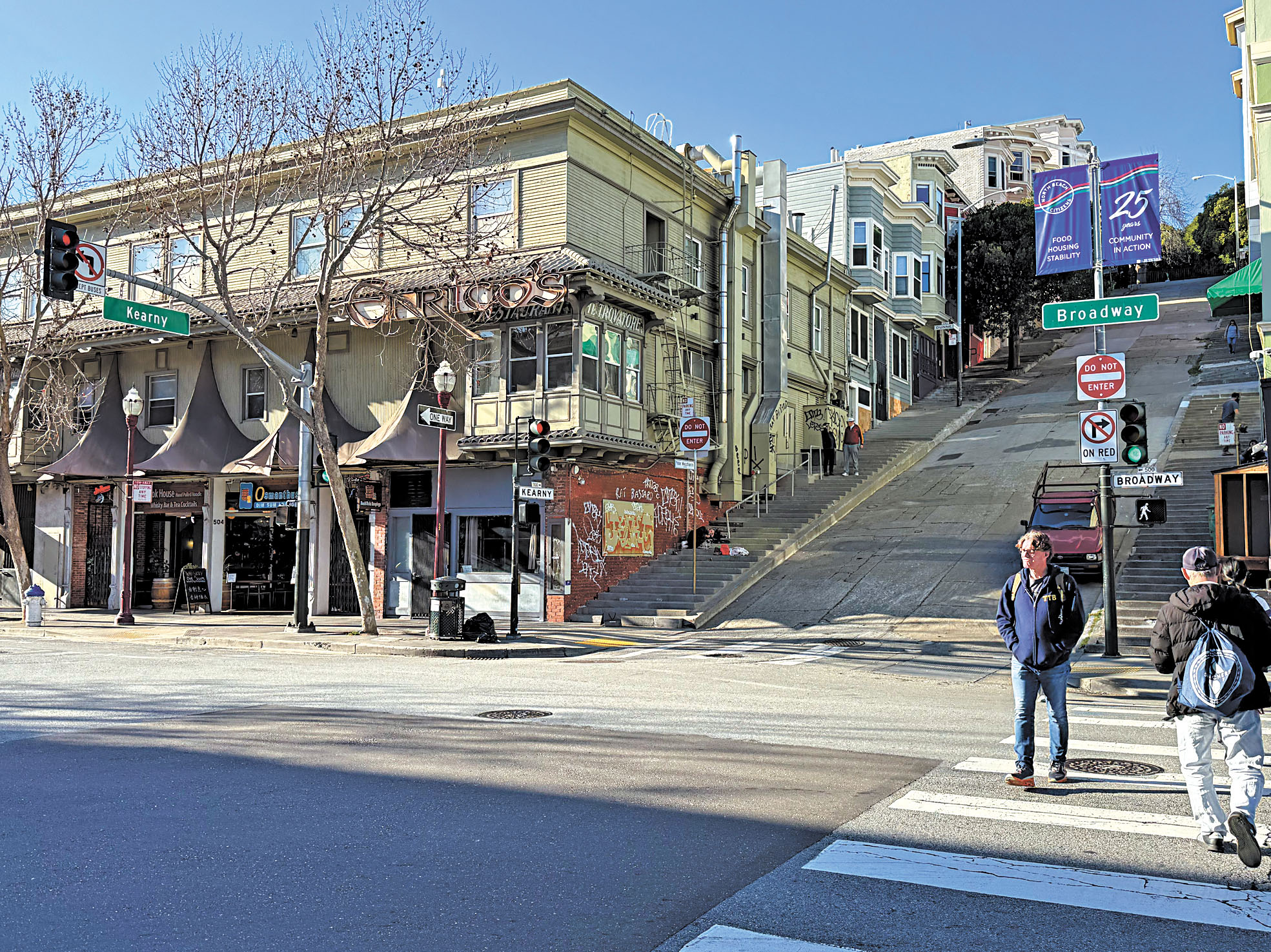 三藩市華埠百老匯街與乾尼街交界是居民必經之路。記者陳程威攝