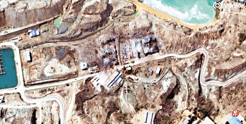 衛星圖片顯示伊朗班達爾巴爾胡海軍基地在6日空襲後受損。路透社