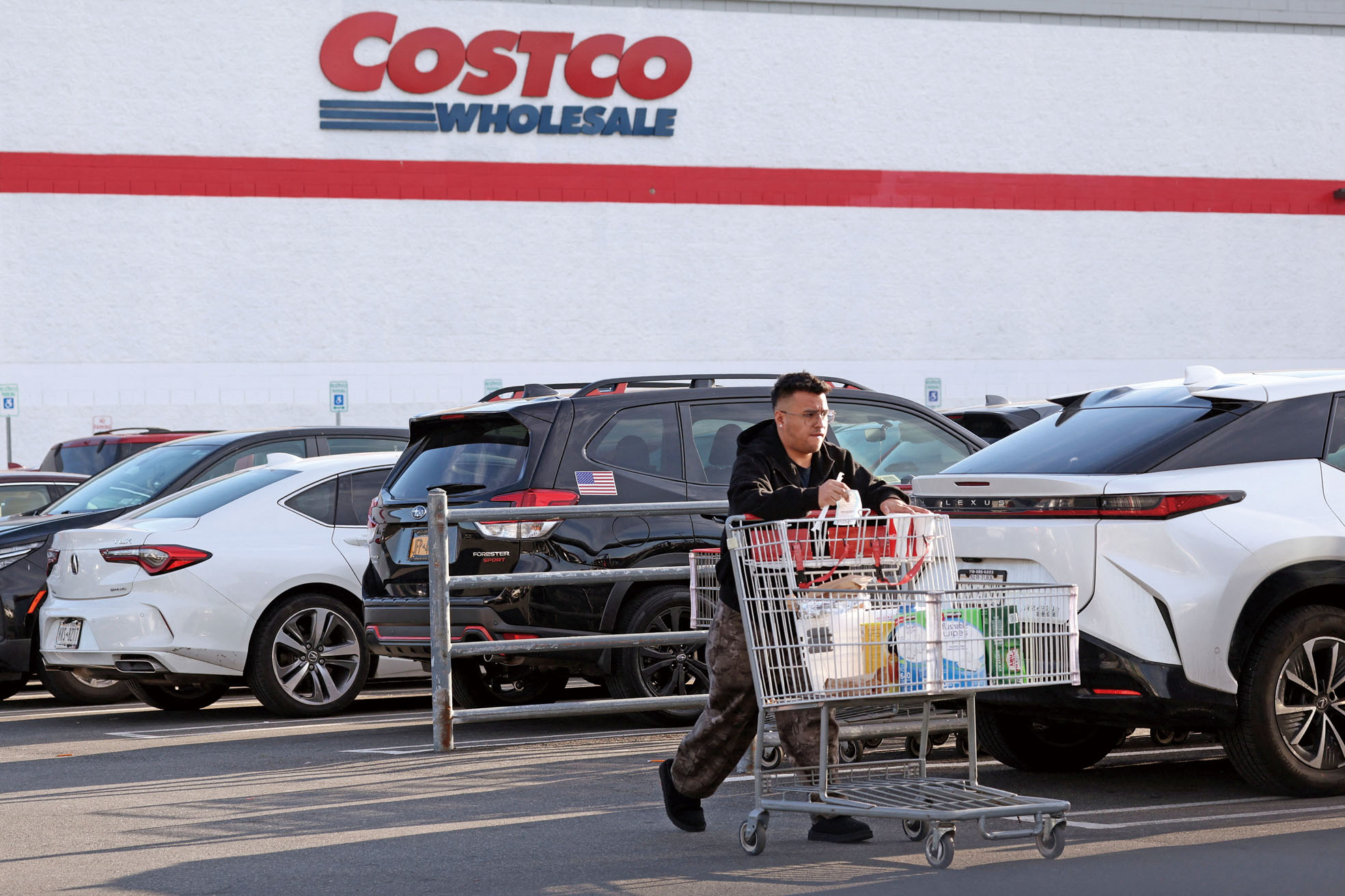 Costco商品銷售增長以及會員費收入上升，推動了公司業績增長，圖為民眾在Costco購物。路透社資料圖片