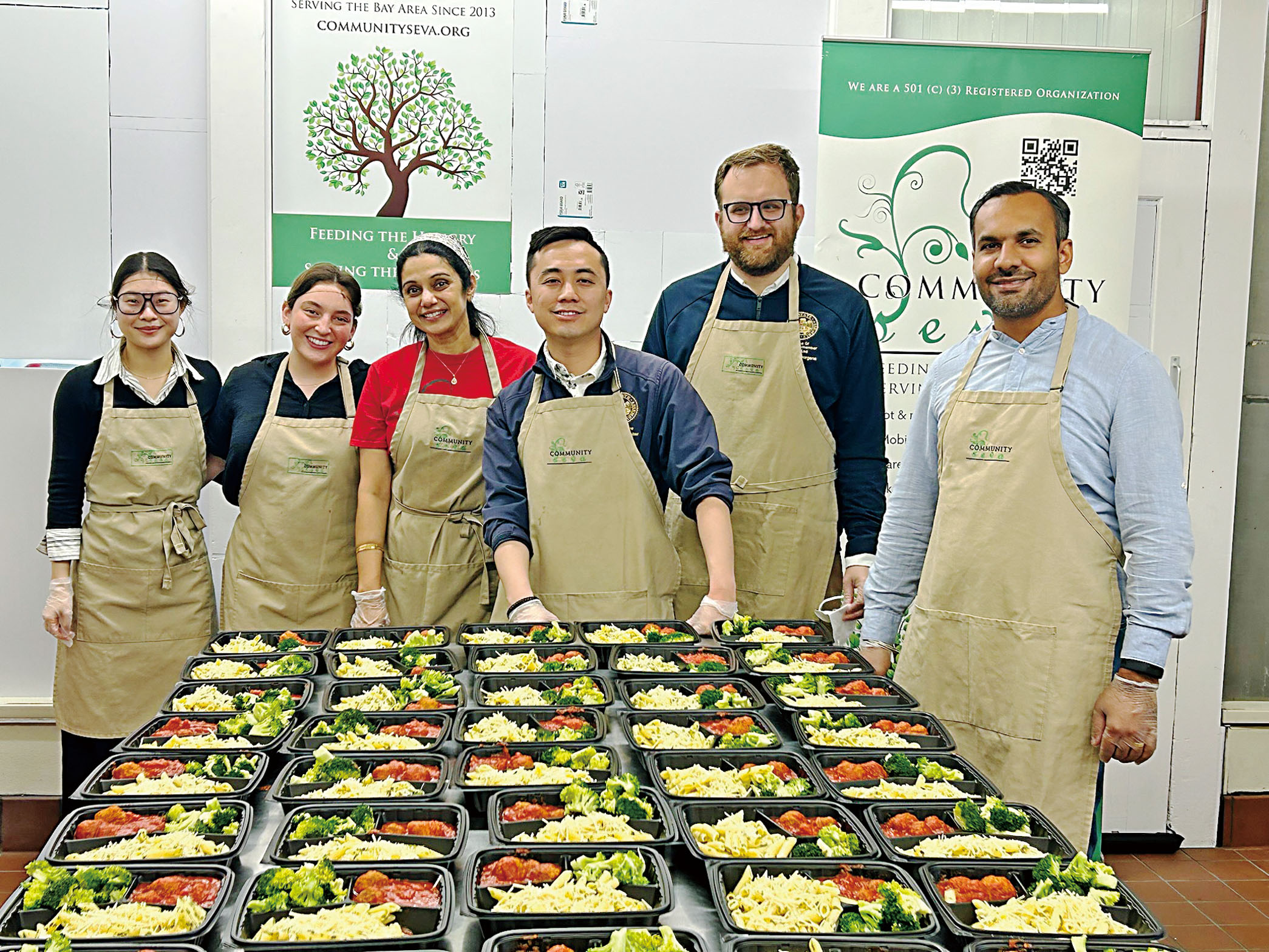 李天明(右三)與志願者一起為無家者準備食物。李天明辦公室提供