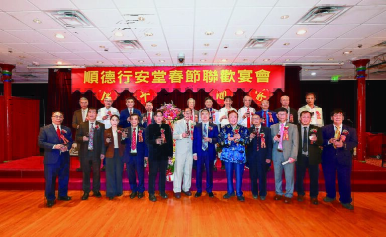 中領館官員與行安堂正副主席暨董事共同舉杯祝賀新年。馬紅兵攝