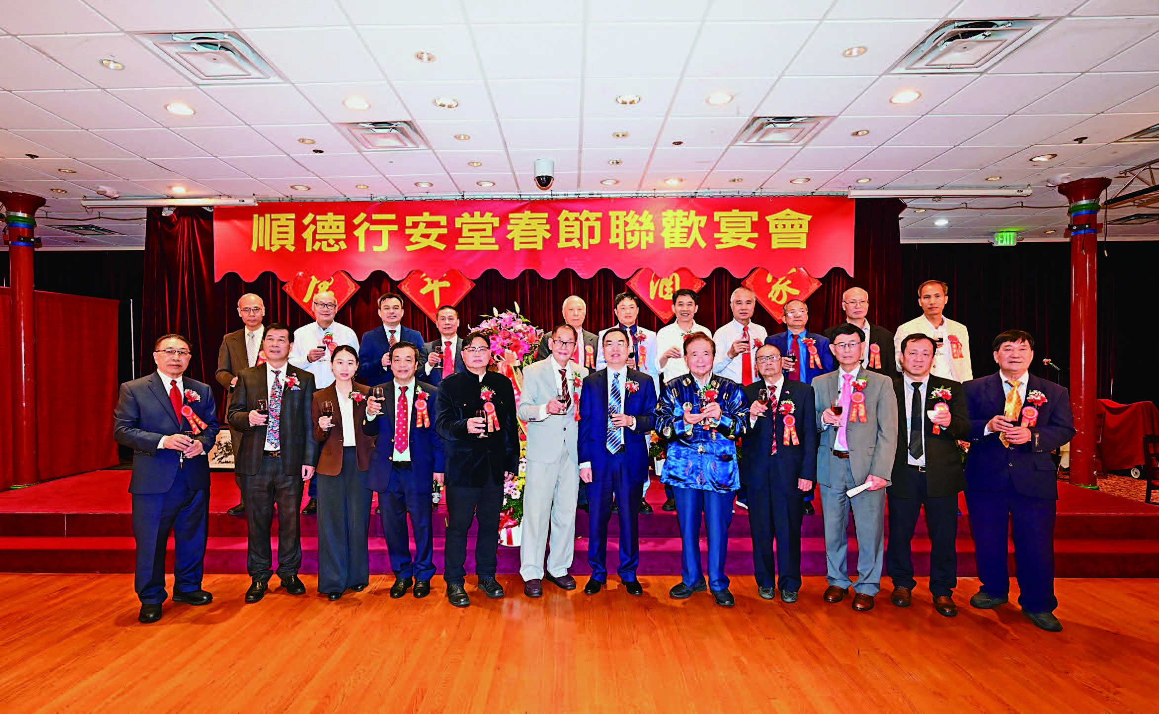中領館官員與行安堂正副主席暨董事共同舉杯祝賀新年。馬紅兵攝