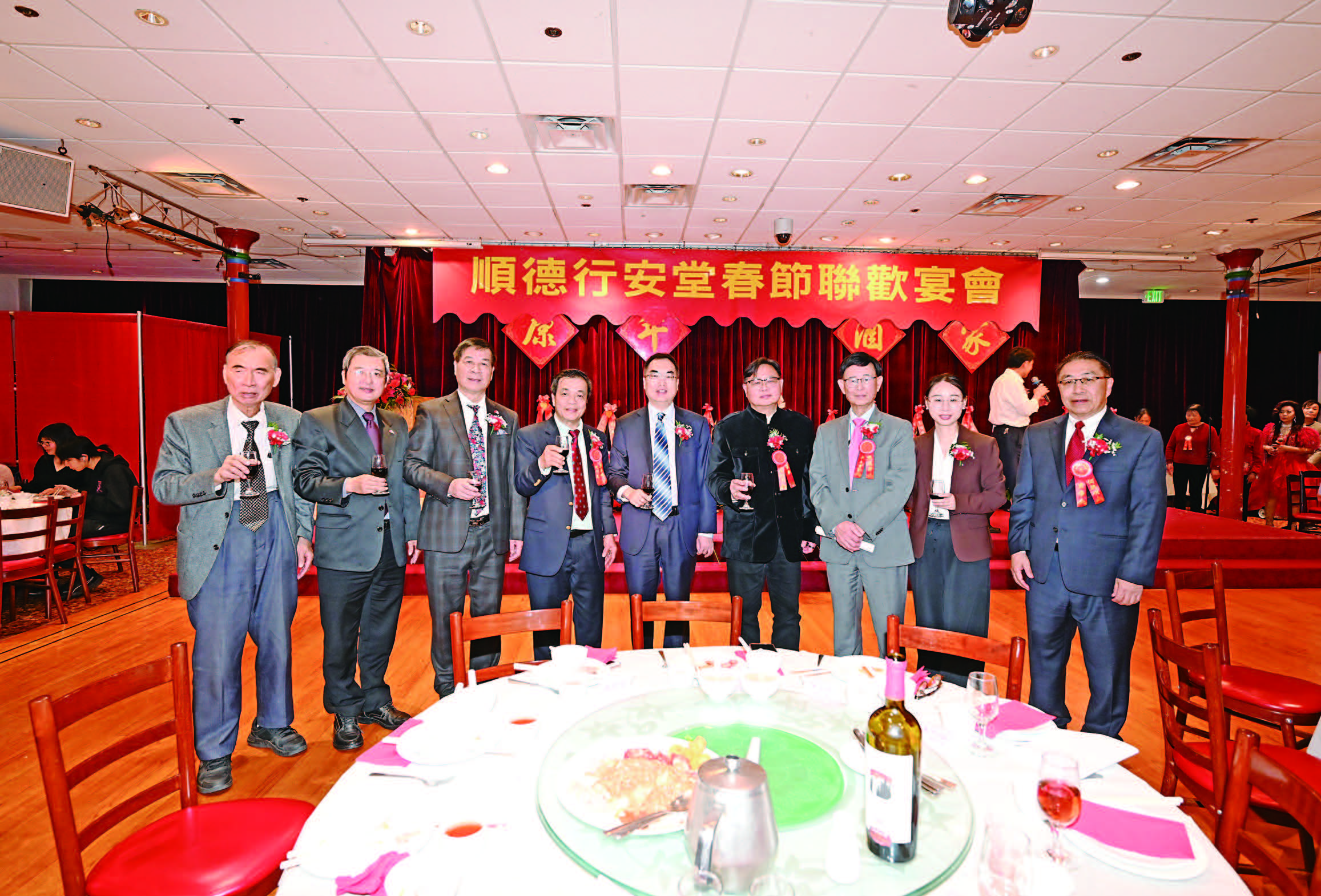 中領館官員、統一促進會、三邑總會館及行安堂首長等嘉賓合影。馬紅兵攝