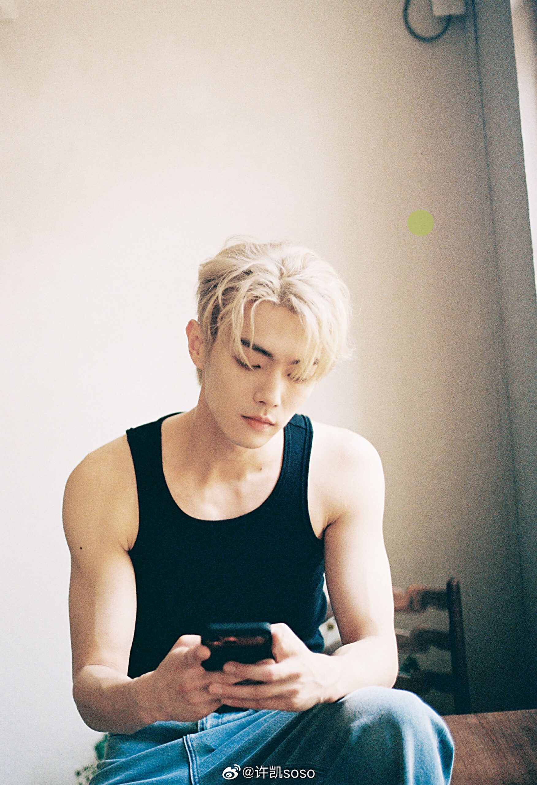 許凱對身材管理要求高，手臂肌肉健碩且結實。網上圖片