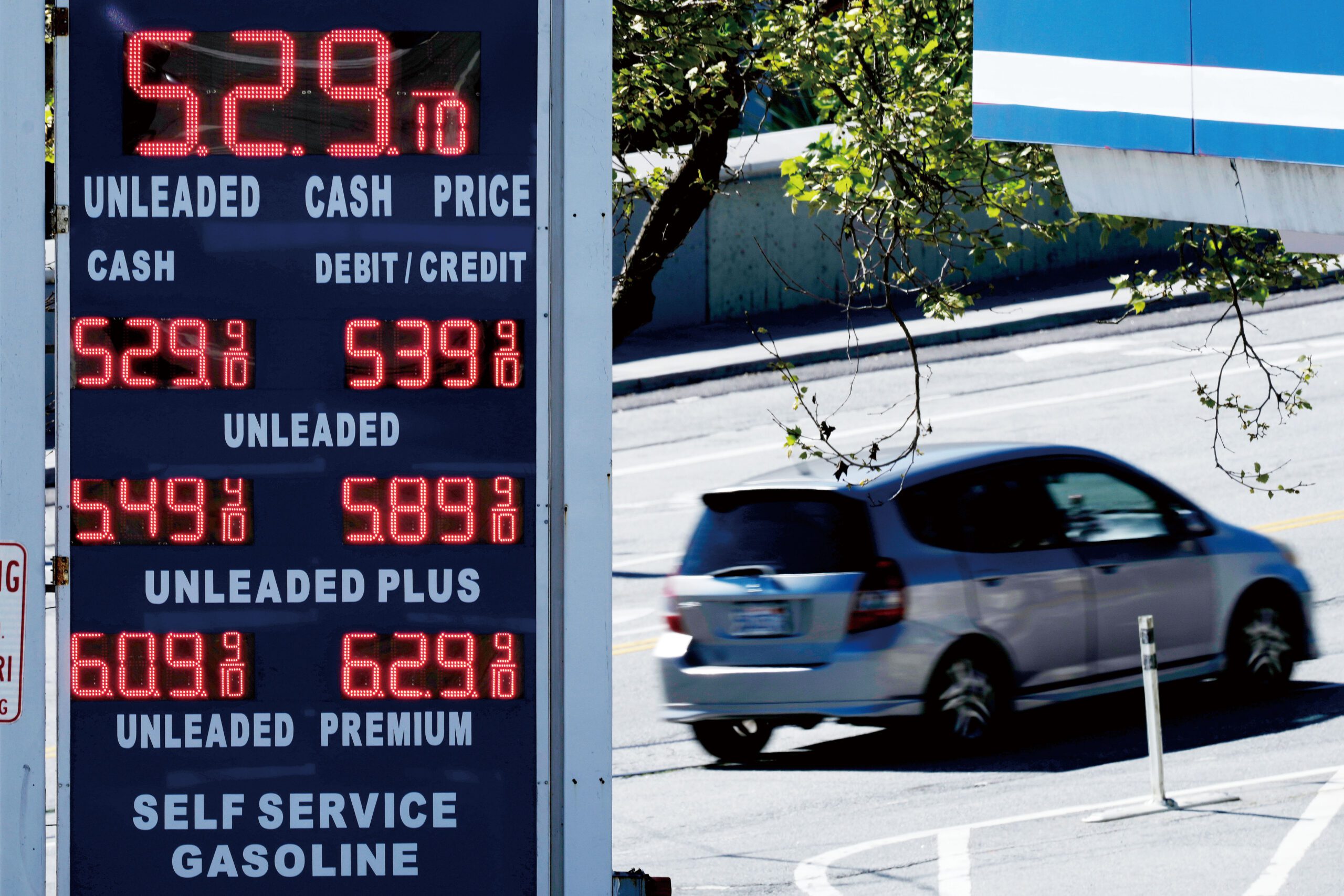 美國汽油與柴油價格近期快速上漲。美聯社
