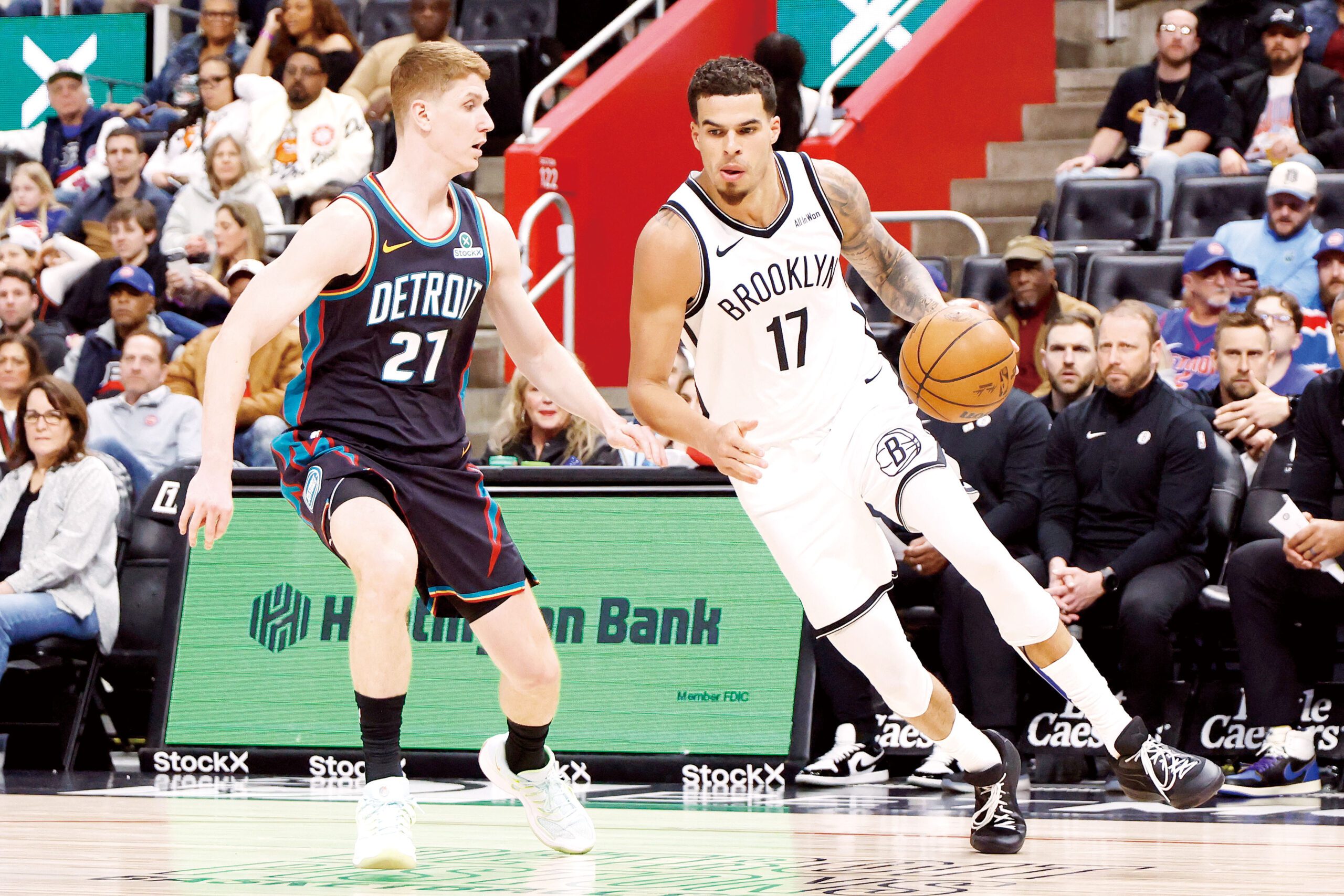 籃網前鋒波特（右）組織進攻。路透社