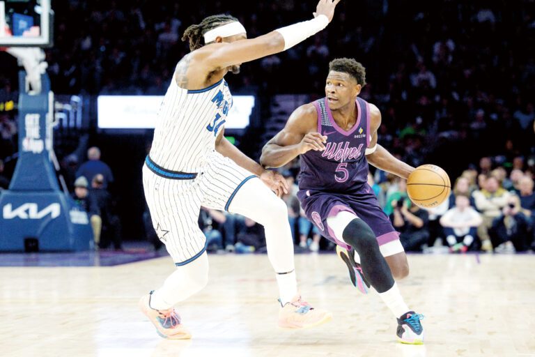 愛德華茲（右）帶球突破，魔術隊中鋒卡特貼身緊逼。路透社