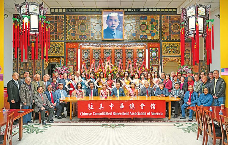 新出爐的全美華埠小姐拜訪中華總會館。記者黃偉江攝
