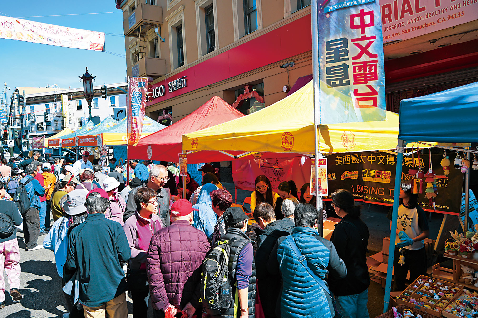 華埠元宵街會上，《星島日報》及星島中文電台攤位人潮湧動。記者黃偉江攝