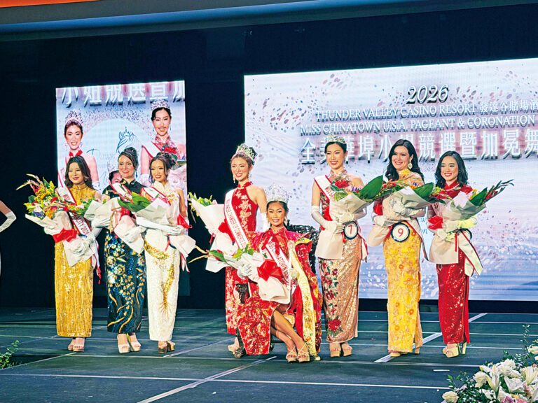 2026全美華埠小姐競選得獎佳麗合影。左起：友誼小姐安洪銳、第四公主楊愛麗絲、第二公主徐美倩、第一公主徐楚瀟、女皇梁斐、三藩市華埠小姐鄭惠心、第三公主鄧安盈、才藝小姐黃亦韻。記者蘇婕雅攝