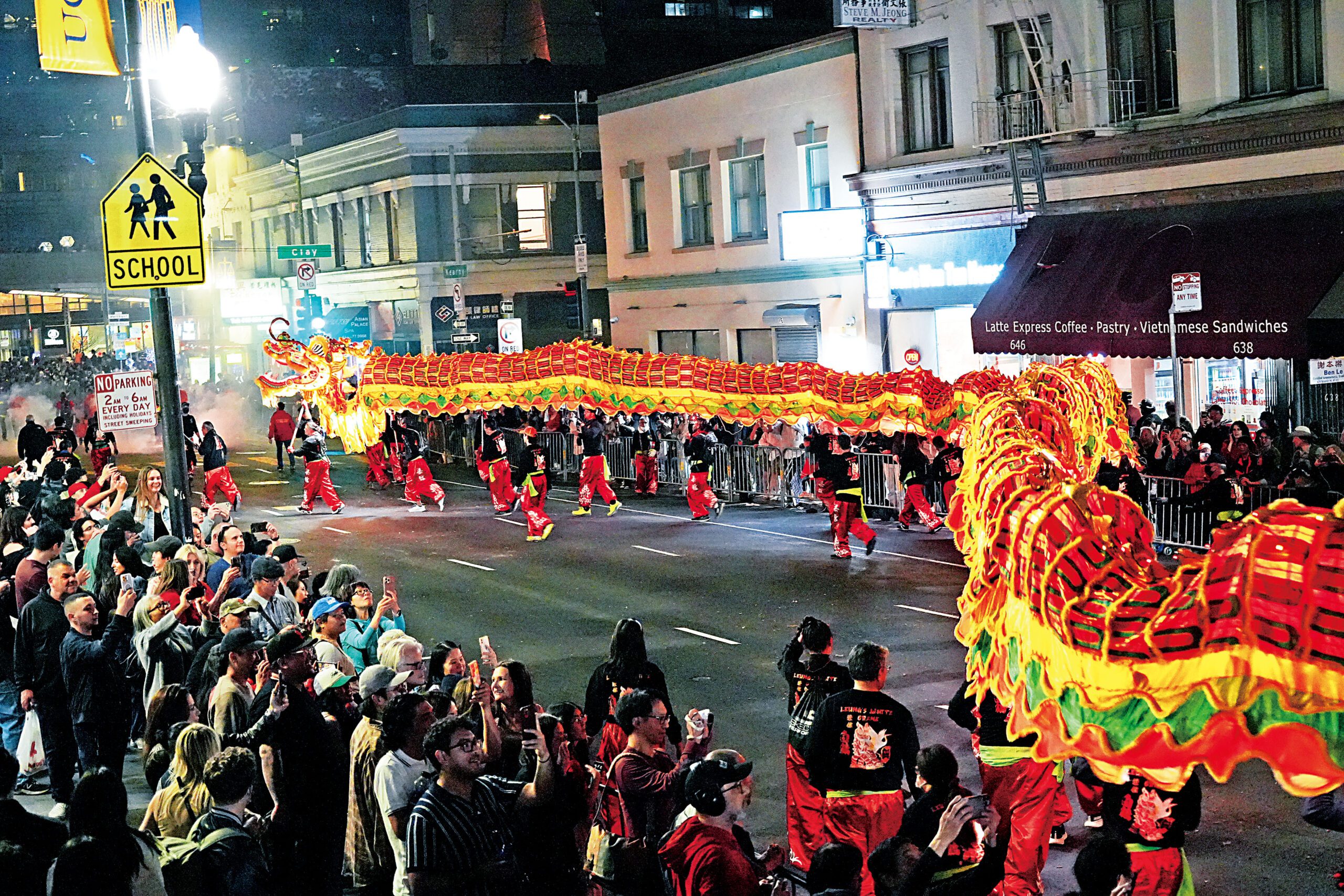 壓軸的288呎梁館白鶴金龍浩浩蕩蕩。記者黃偉江攝