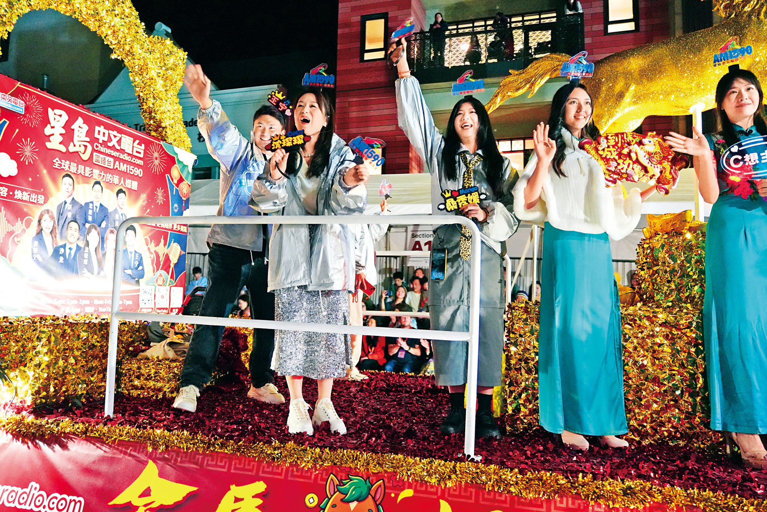 星島中文電台國語台節目總監沈琛琛(左二)及節目主持等人在星島花車上。記者黃偉江攝