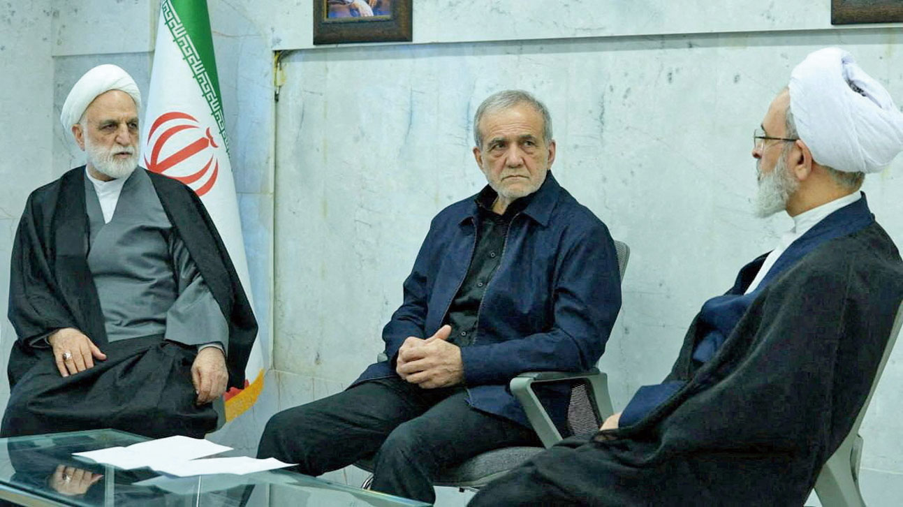 美以伊衝突踏入第二周，伊朗總統佩澤希齊揚（中）與司法總監埃傑伊（左）及專家會議第二副主席阿拉菲（右）近日在當地舉行臨時領袖委員會會議協商對策。路透社