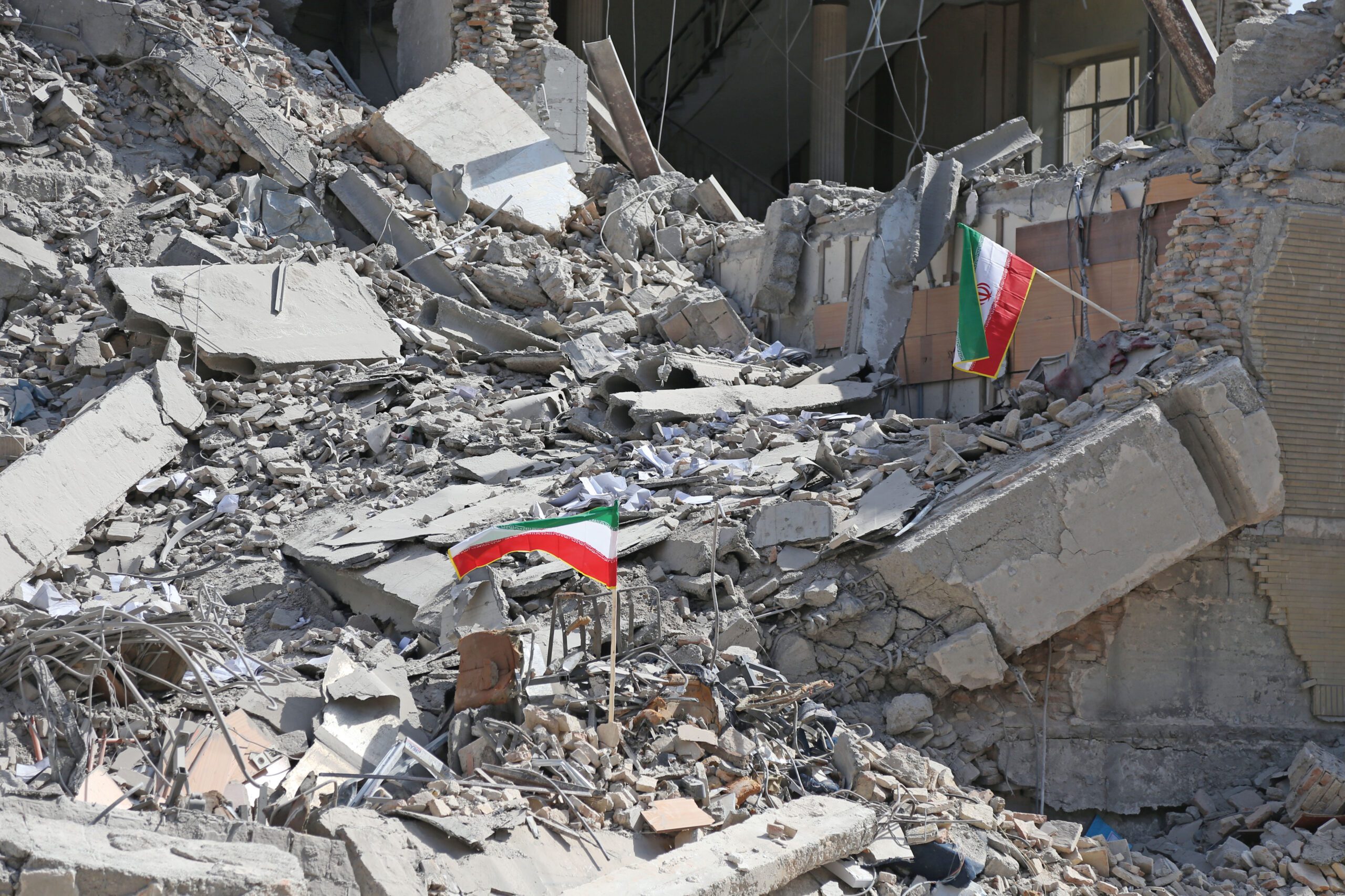 伊朗首都德黑蘭受襲，革命廣場附近的一處建築嚴重損毀。 新華社