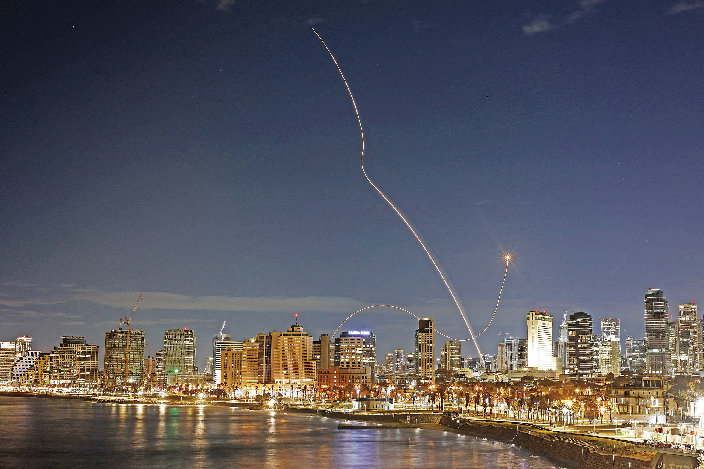 美國國務院批准對以軍售計劃，用於購買彈藥。圖為在特拉維夫，以色列試圖攔截從伊朗發射的導彈。路透社