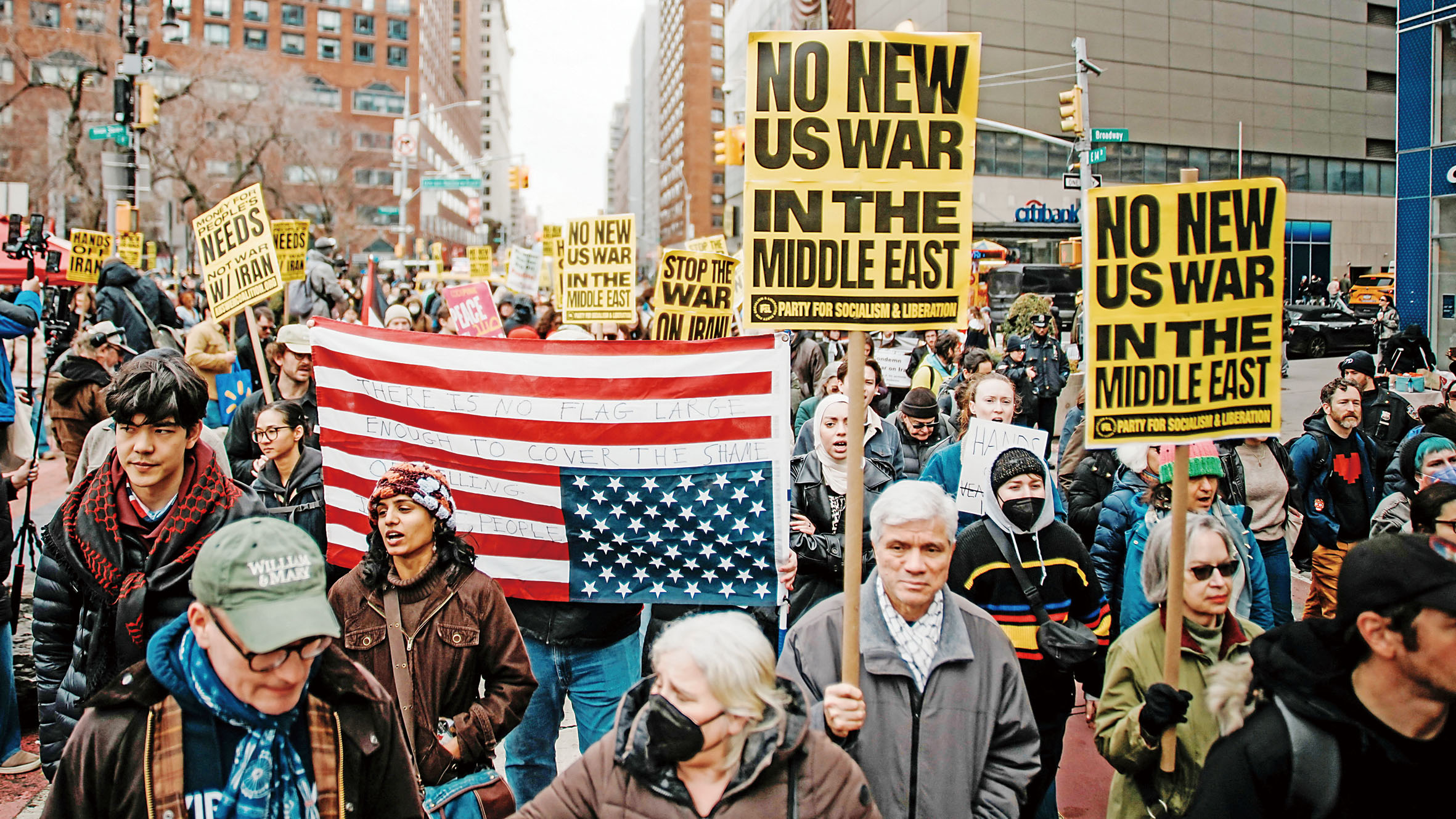 人們走上紐約市街頭，遊行抗議美國和以色列對伊朗的空襲。路透社