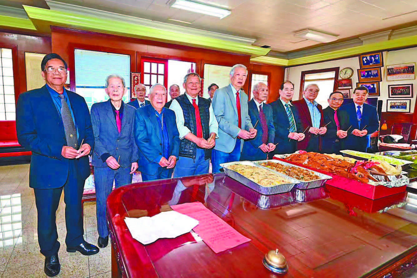 正午時分，舉行祭祖儀式，表達慎終追遠，緬懷先賢之情。馬紅兵攝