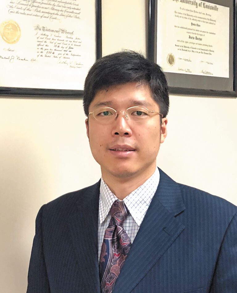 君信聯合律師樓施律師專精各類信託，業務包括白卡信託，房屋信託，911賠償信託，傷害賠償信託以及收入超標信託的法律專家。