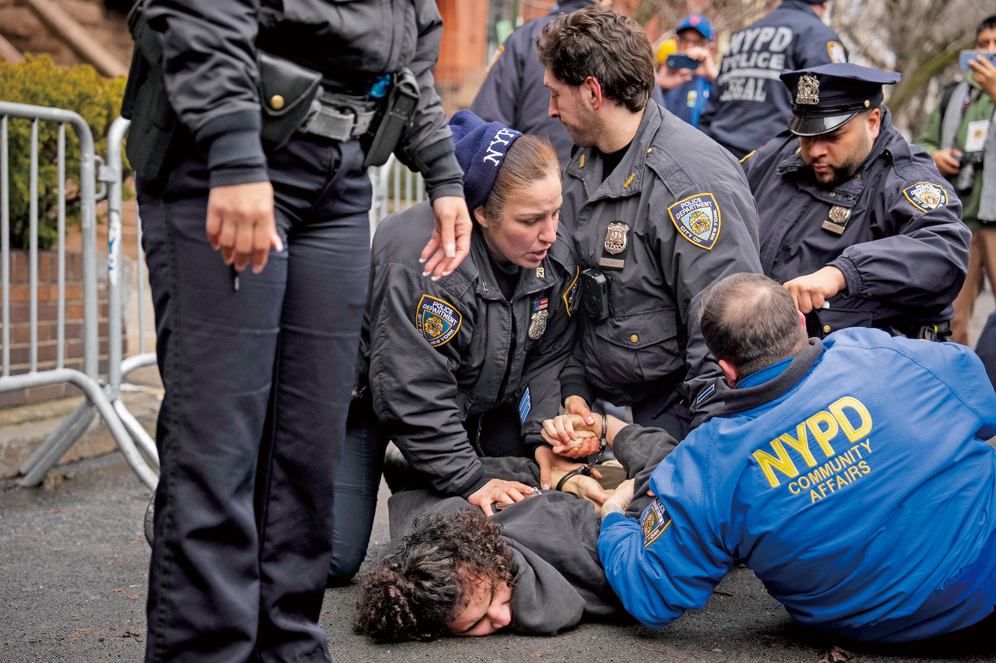 市長官邸格雷西莊園外發生激烈衝突，警方在現場逮捕6人。Vincent Alban/紐約時報