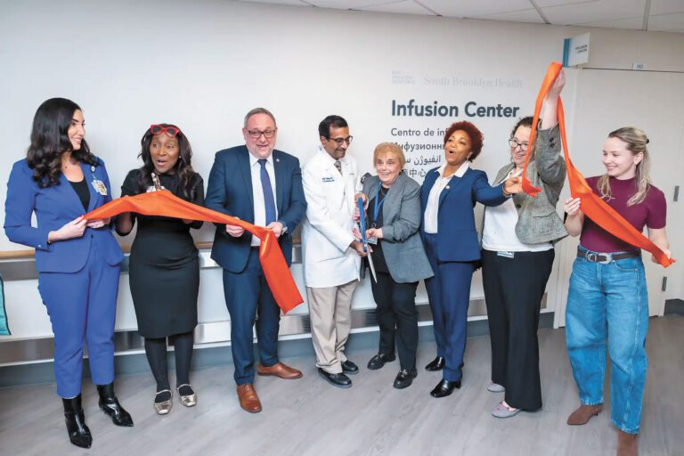 醫院主管為新中心剪綵。