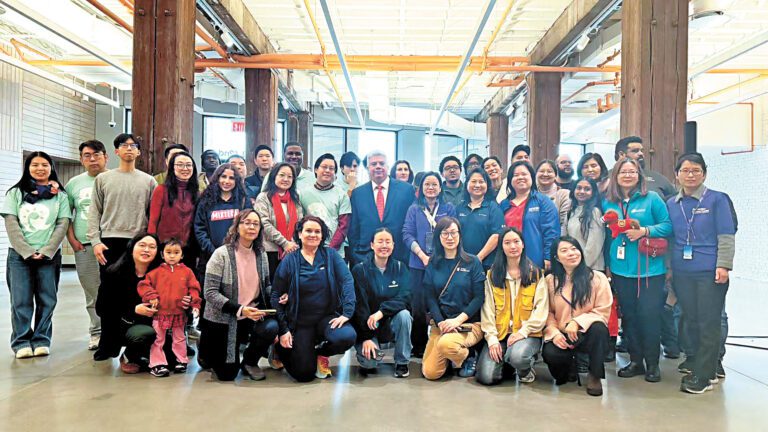 布碌崙檢察官甘沙樂參加了新春慶祝活動。