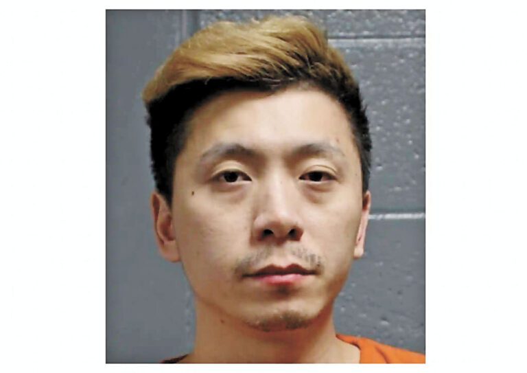 法拉盛華男陳郝東涉嫌在俄克拉荷馬州實施虛假的醫用大麻許可證發放計劃，由紐約引渡回奧州受審。