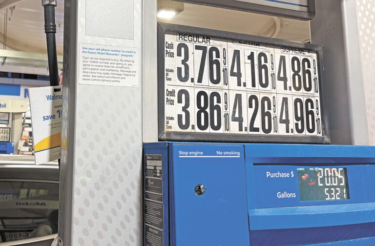 受到美以與伊朗軍事戰衝突，原油海運航道霍爾木茲海峽封鎖影響，法拉盛商業區的加油站，高價無鉛汽油每加侖已接近5美元。