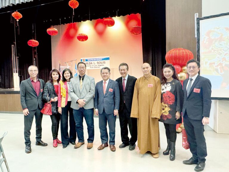 臺北駐洛杉磯經文處處長紀欽耀（左5）、聖蓋博市議員吳程遠（左4）與社團領袖受邀出席。記者陸新攝