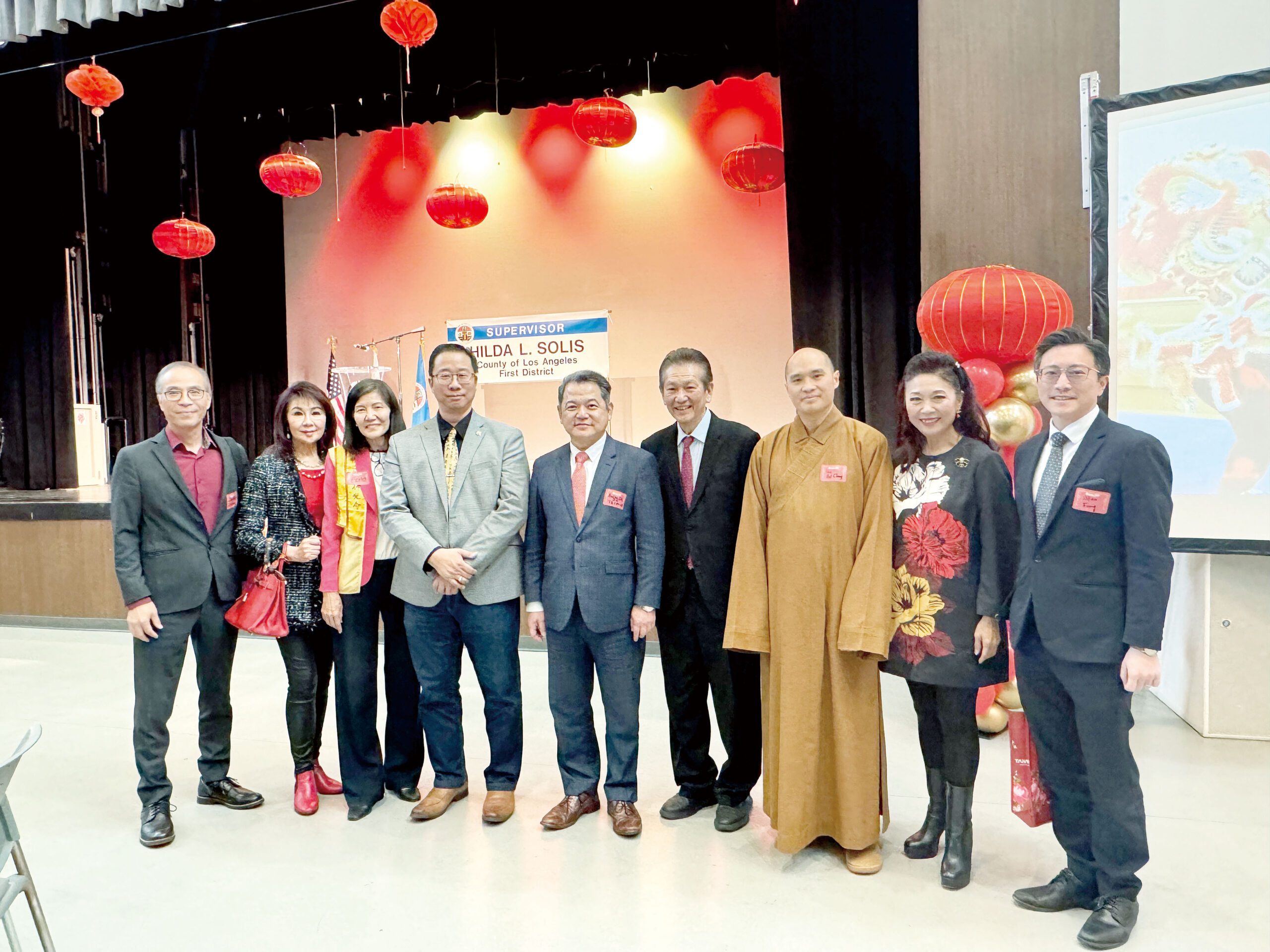 臺北駐洛杉磯經文處處長紀欽耀（左5）、聖蓋博市議員吳程遠（左4）與社團領袖受邀出席。記者陸新攝