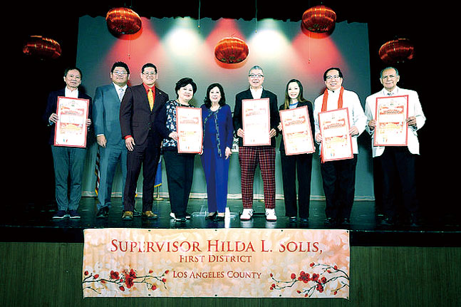 蘇麗絲 (中) 為亞太社區團體頒發榮譽證書。主辦方提供