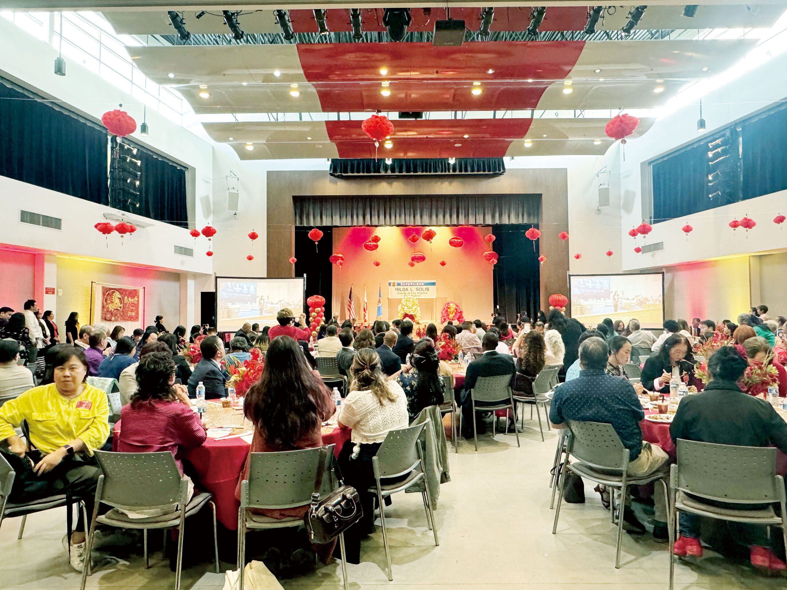 招待會上洋溢喜慶氛圍。記者陸新攝