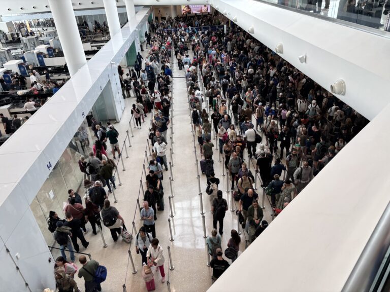 政府停擺癱瘓機場！休斯頓安檢排隊逾3小時 旅客被籲提早5小時到場