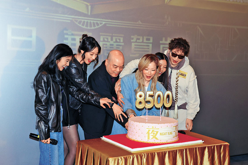 鄭秀文、何啟華、李芯駖等齊齊切蛋糕，慶祝高票房。