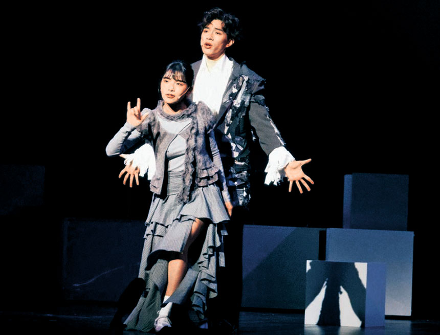 COLLAR前成員So Ching為慈善義務演出《鹹魚肉餅豬仔包》，與Kakit在舞台上合作。