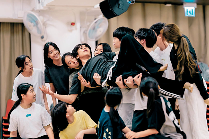 Kakit今次與一班來自不同背景的年輕人同台演出，一起宣傳「共融」意識。