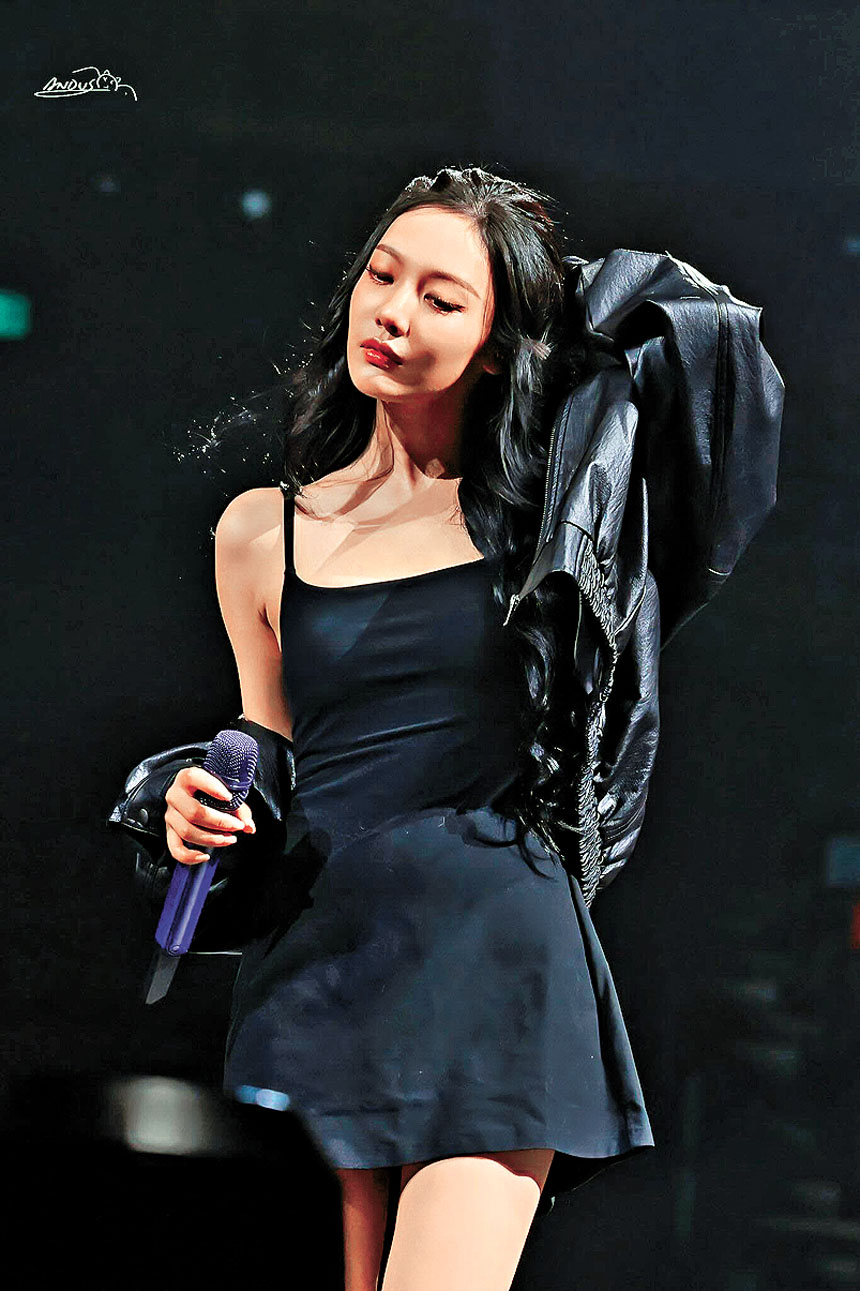 內地成員Ningning以性感打扮亮相綵排。