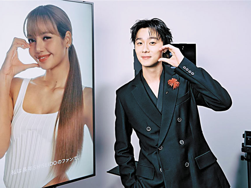 施柏宇和Lisa的廣告牌合影。網上圖片