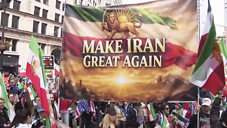 數百名示威者8日在曼哈頓第5大道遊行。CBS紐約截圖