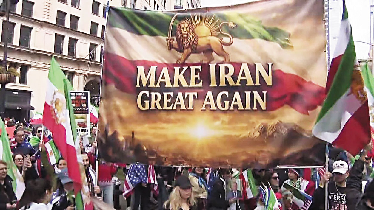 數百名示威者8日在曼哈頓第5大道遊行。CBS紐約截圖