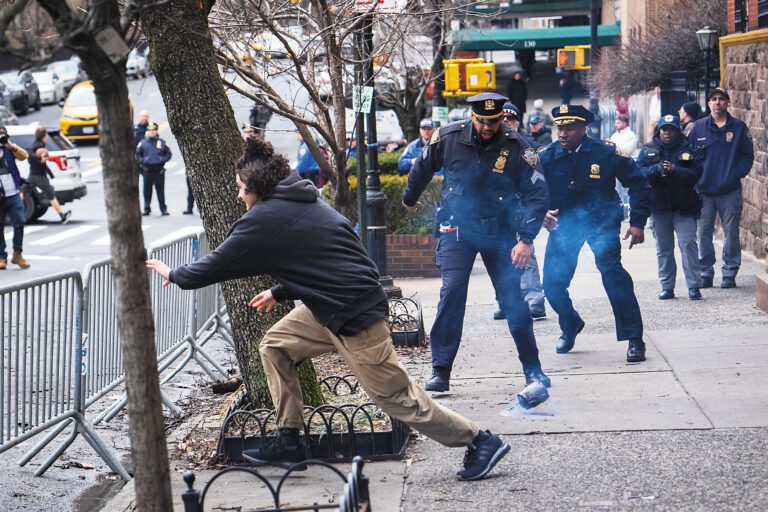 巴拉特被指控投擲土製炸彈及另一枚發煙彈。 Vincent Alban/紐約時報