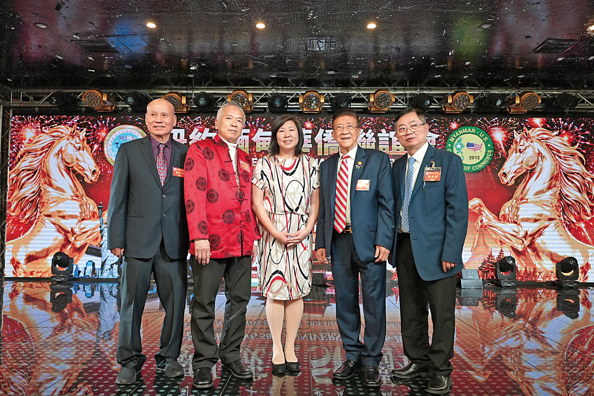 聯誼會領導與孟昭文合影。