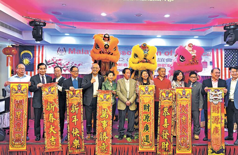 馬來西亞旅美聯誼會2026新春之夜，董事會會幹部與孟昭文等嘉賓為醒獅採青拉開序幕 。