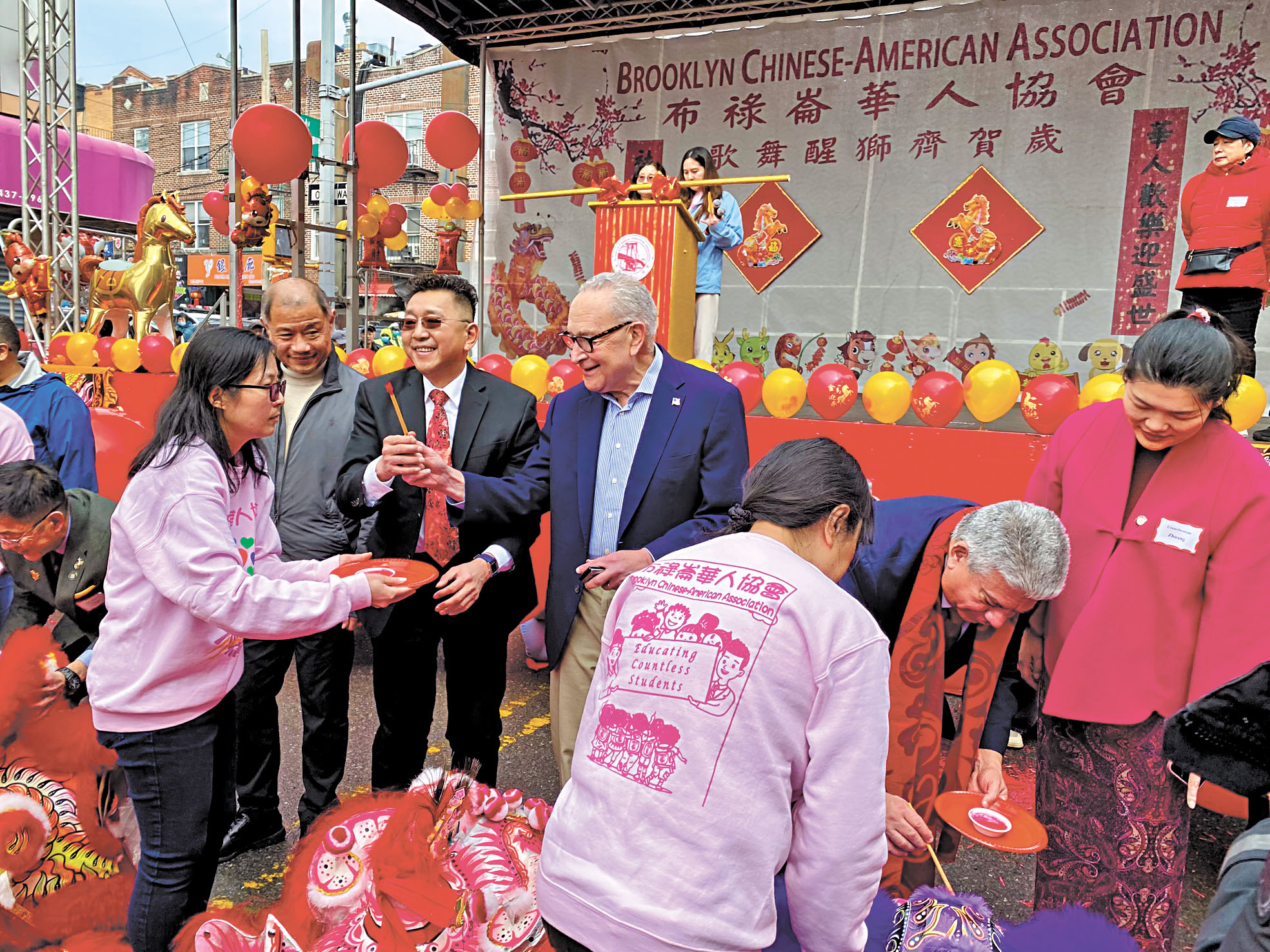 部分出席8日活動嘉賓舉行瑞獅點睛儀式。        張之銘攝